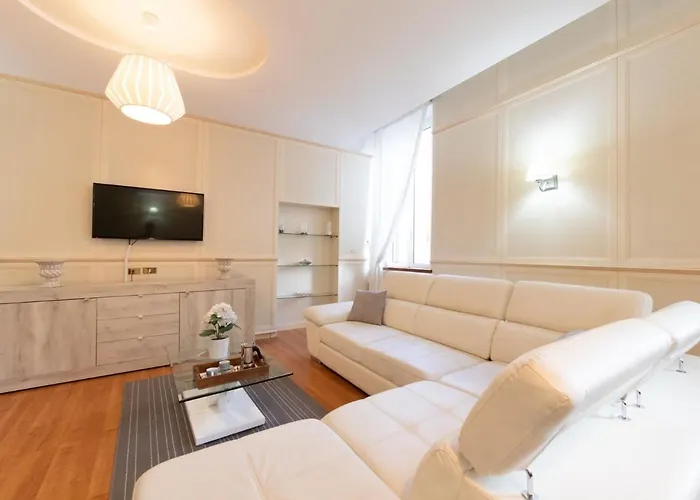 The Rent - Stylish One-bedroom In Piazza Barberini דירה רומא
